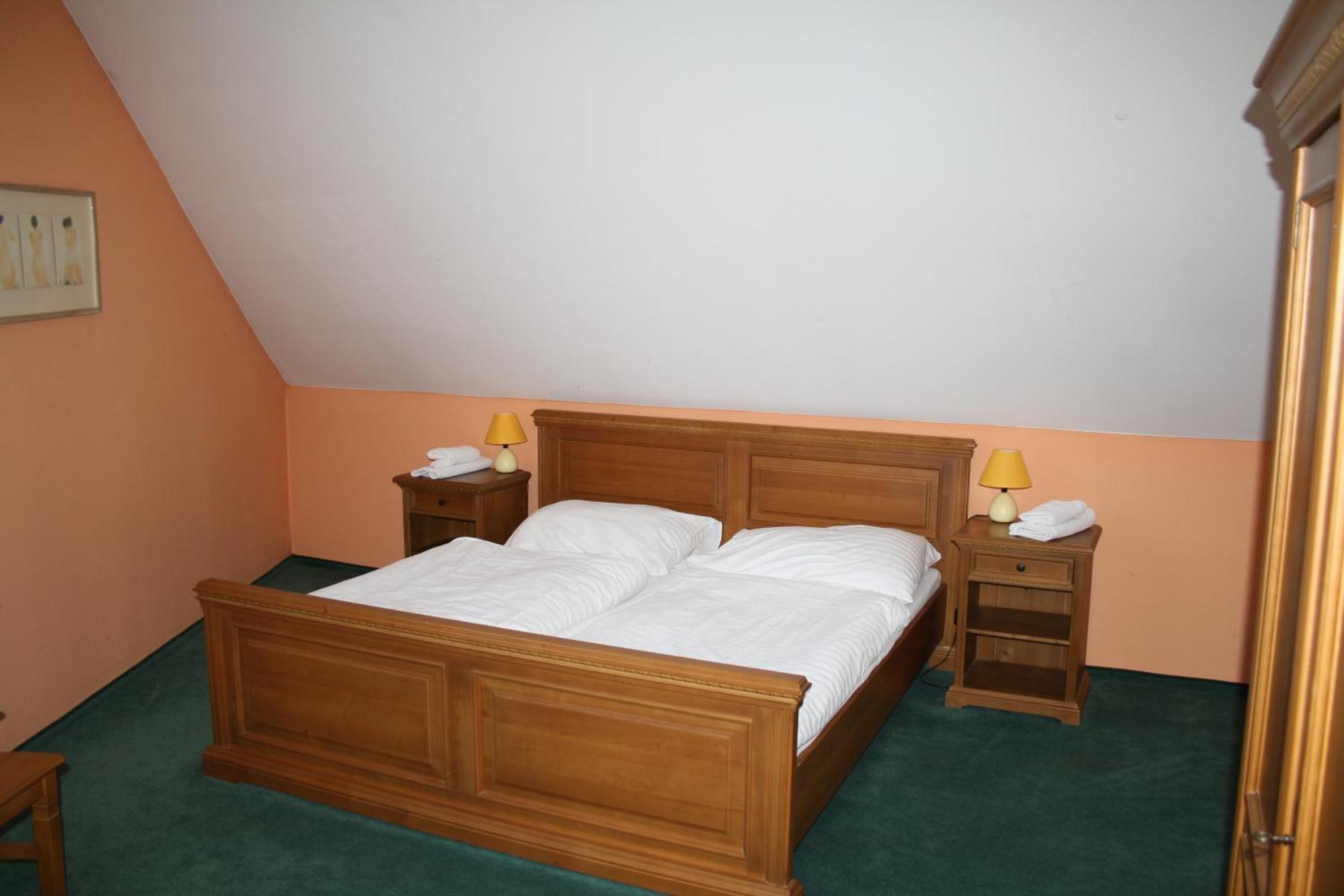 Hotel Boucek Mochov Extérieur photo