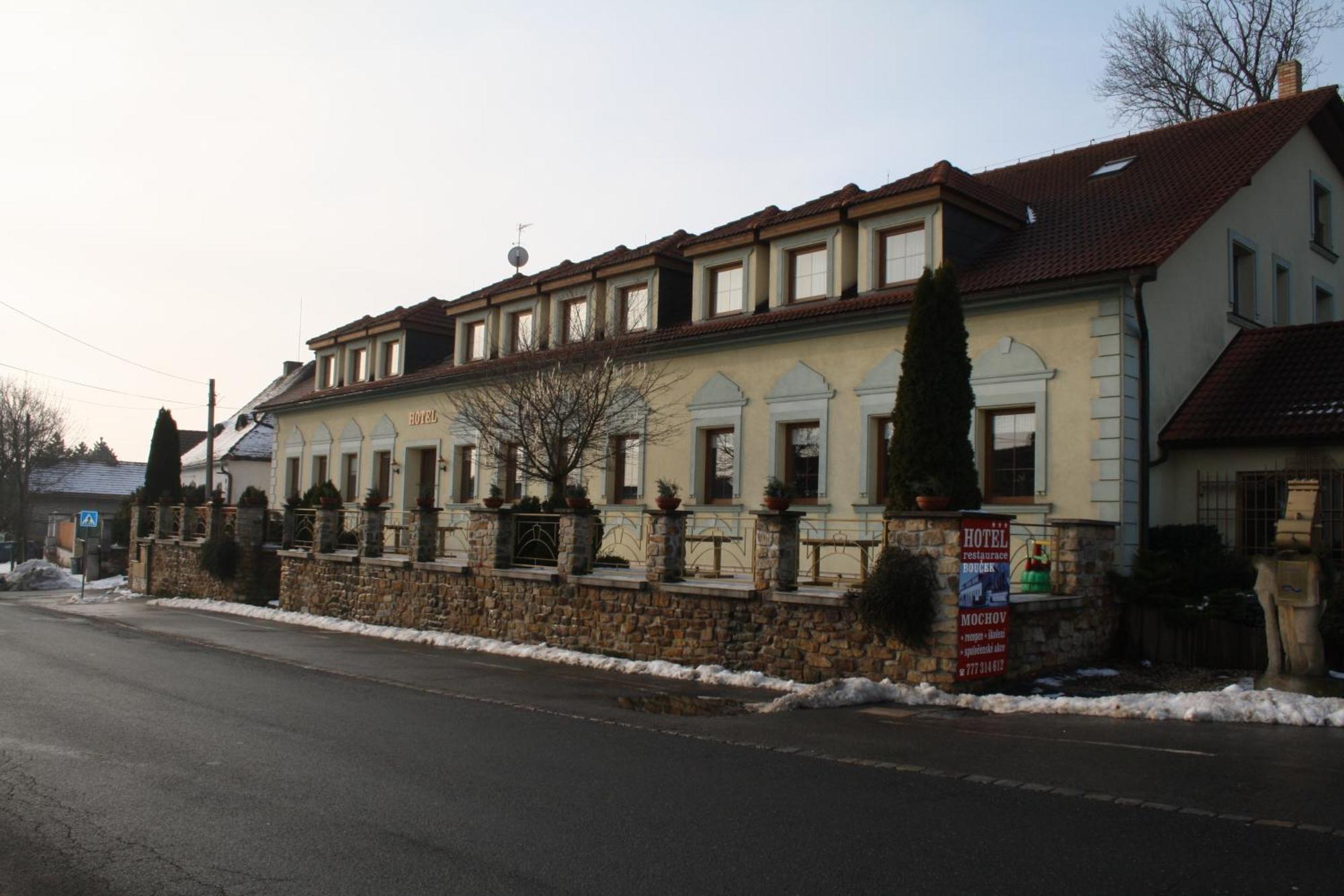 Hotel Boucek Mochov Extérieur photo
